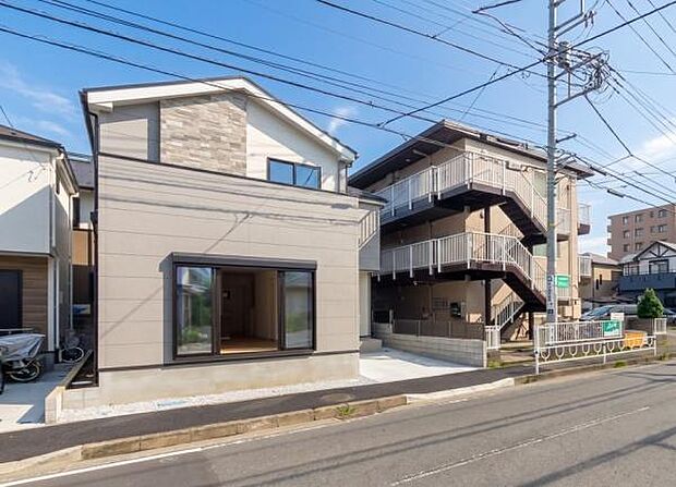 「マイホームの喜びを感じる陽当たりの良さ・開放感」マイホームを持つ幸せを存分に感じる陽当たり、開放感。憧れのマイホームに相応しい美しく映える外観です。