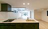 キッチン：「全体を見渡せる安心感」家族の会話が弾む奥様に人気の高いカウンターキッチン、料理しながらお子様の様子の確認ができ移動しやすい広いキッチンスペースです。