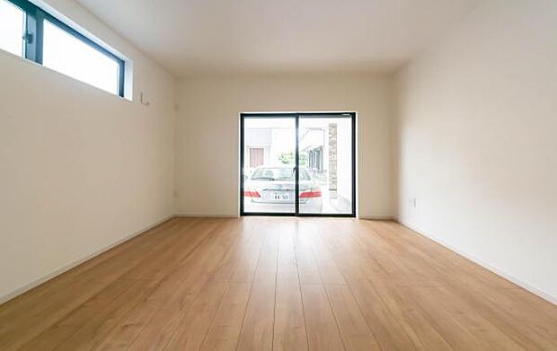 陽光がたっぷり降り注ぐ、明るい主寝室。毎朝、心地よい光に包まれて目覚める贅沢な時間を。開放感あふれる空間が、家族の笑顔を育みます。