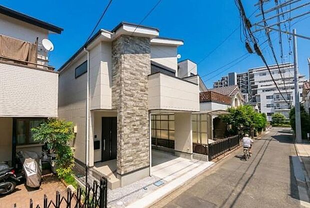 青空に美しく映えるスタイリッシュな外観。穏やかな住環境で新しい生活を始めませんか。