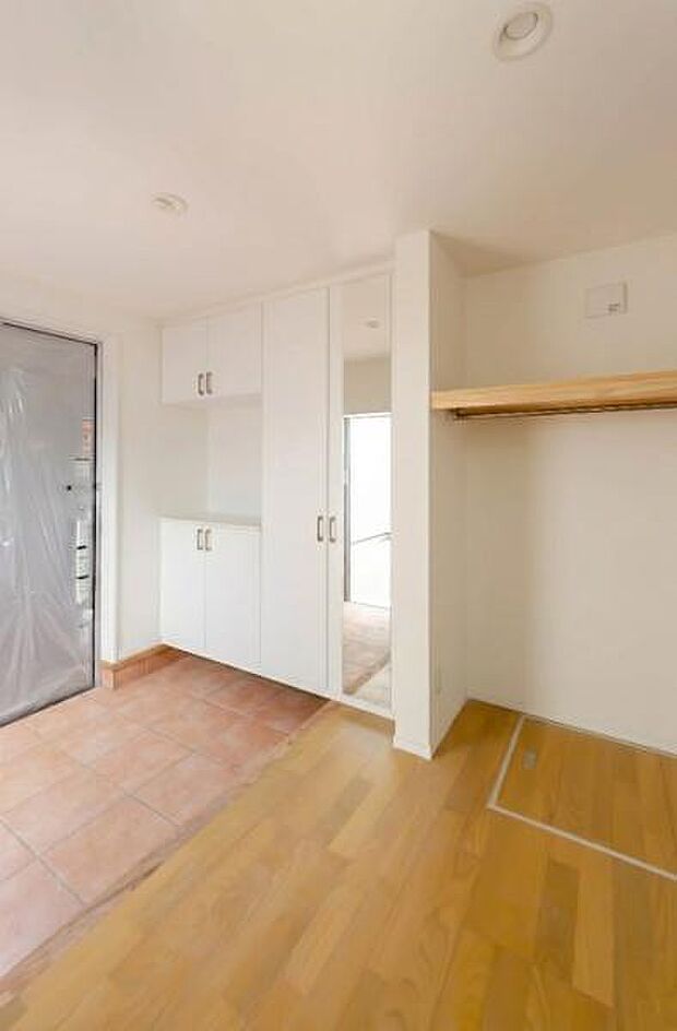 「おかえり」と「いってらっしゃい」を優しく包み込む、明るく広々とした玄関。家族の毎日が、ここから気持ちよく始まります。