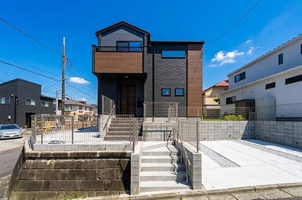 「威風堂々とした素敵な佇まい」どの角度から眺めても、所有感が満たされる理想的で素敵な住まい。カースペース2台、お庭付き。