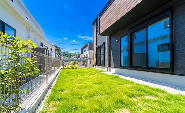 青空の下、夏にはビニールプールや水遊びを楽しめる広々専用庭。リビングからお子様の笑顔をいつでも見守れます。