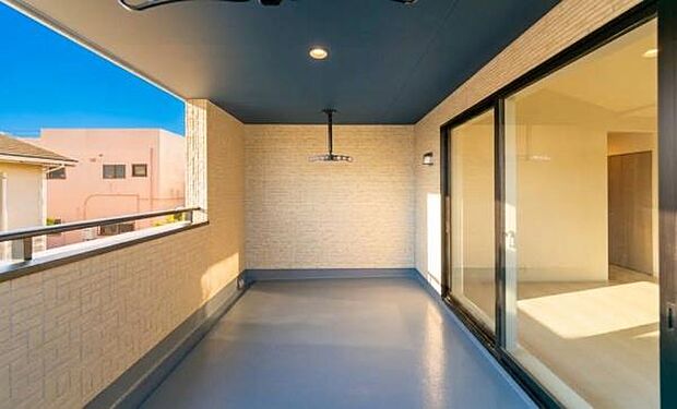 「広い使いやすいバルコニー」陽ざしがたっぷり降り注ぐ、広々としたバルコニー付き住まい。