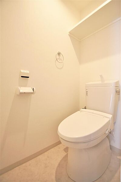 画像16:トイレは温水洗浄機能付きです。