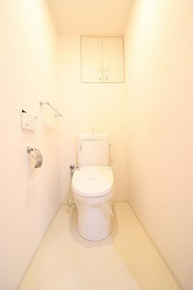 スッキリとしたデザインの温水洗浄便座付きトイレ。収納棚も見逃せません。