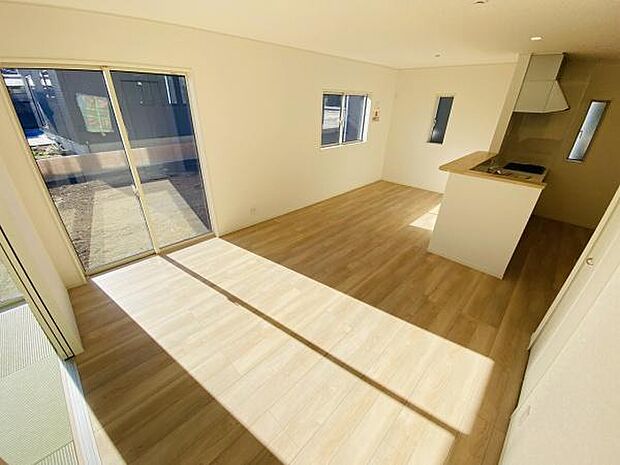 自然光で満たされる明るく開放感溢れるリビング。ライトブラウンの床はどんな家具にも合わせやすい。