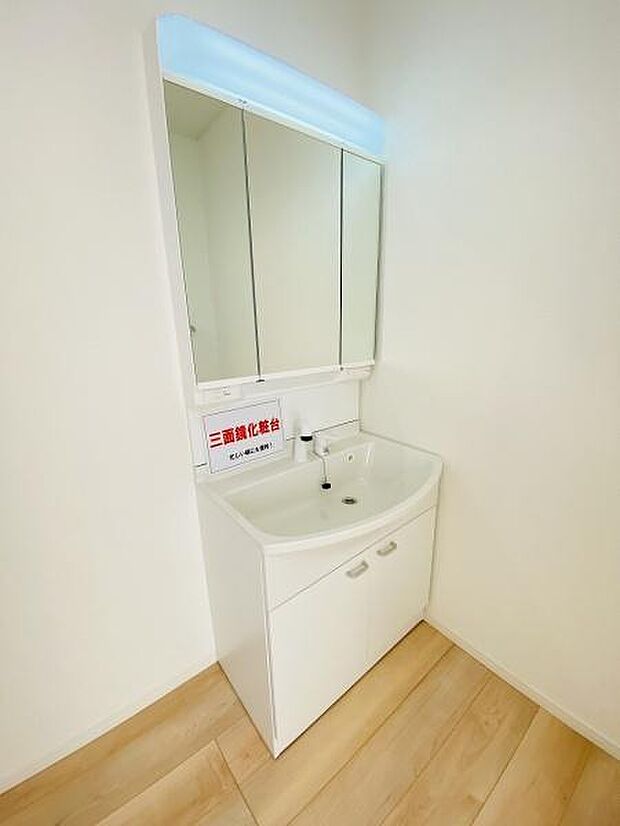 使い勝手の良い三面鏡タイプの洗面台。鏡の裏側には小さなものから背の高いものまで効率よく収納できます。