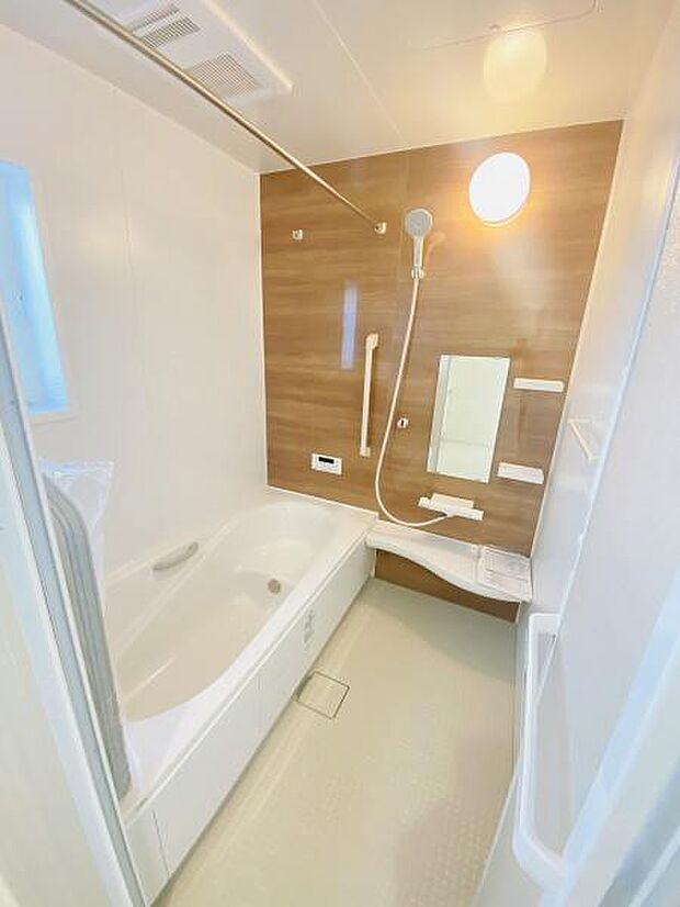 ゆったりとリラックスできるバスルーム。雨の日の洗濯物の乾燥にも便利な浴室換気暖房乾燥機付。