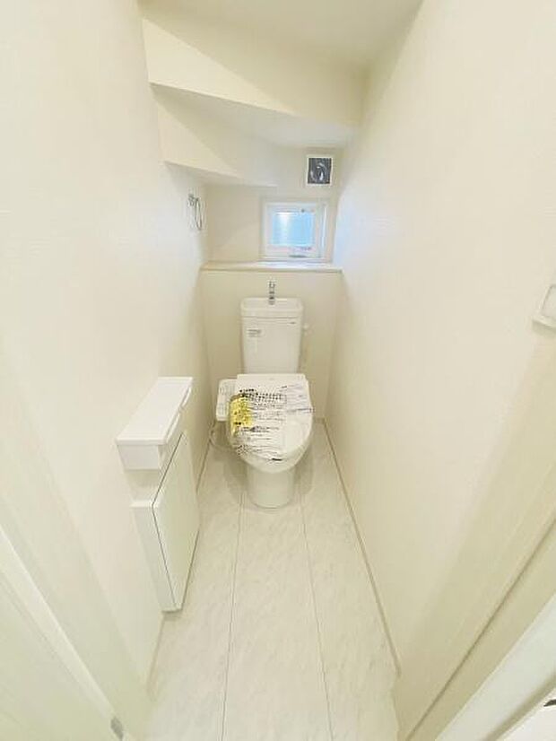 ウォッシュレットトイレは安心の2ヶ所！換気用小窓があり明るく清潔な空間です。