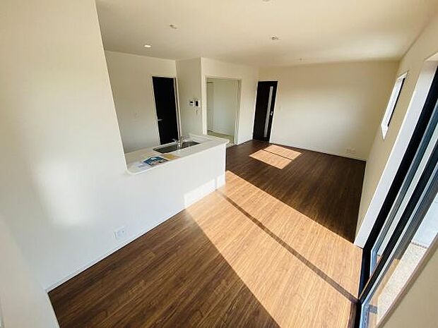 自然光で満たされる明るく開放感溢れるリビング。ブラウンの床はどんな家具にも合わせやすい。