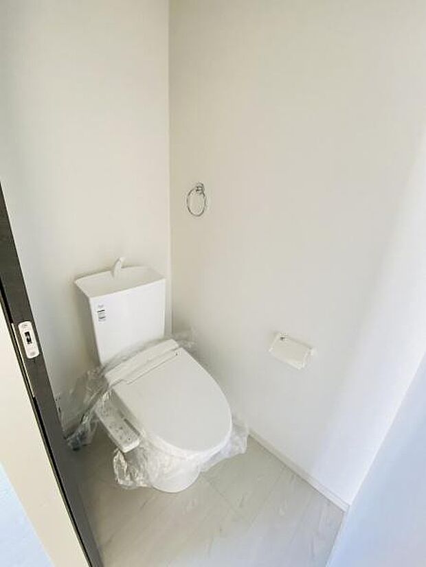災害時でも安心のタンク付きトイレを採用しました。常に便座が温かくシャワーも自由に調整可能