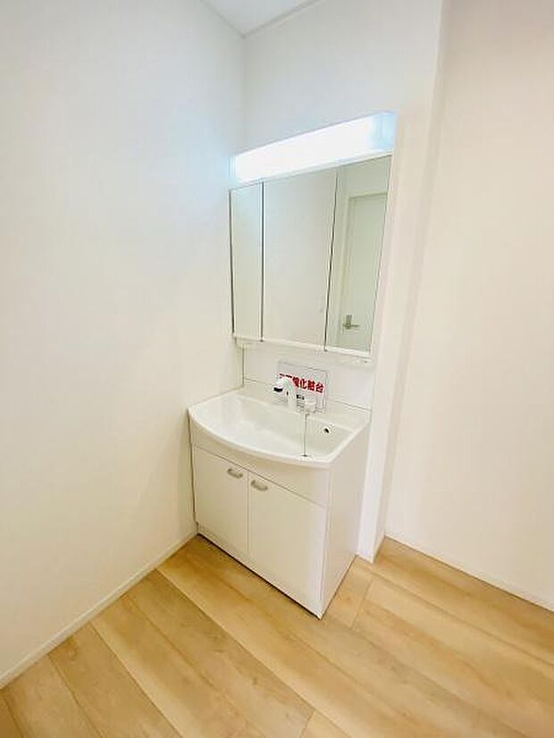 使い勝手の良い三面鏡タイプの洗面台。鏡の裏側には小さなものから背の高いものまで効率よく収納できます。