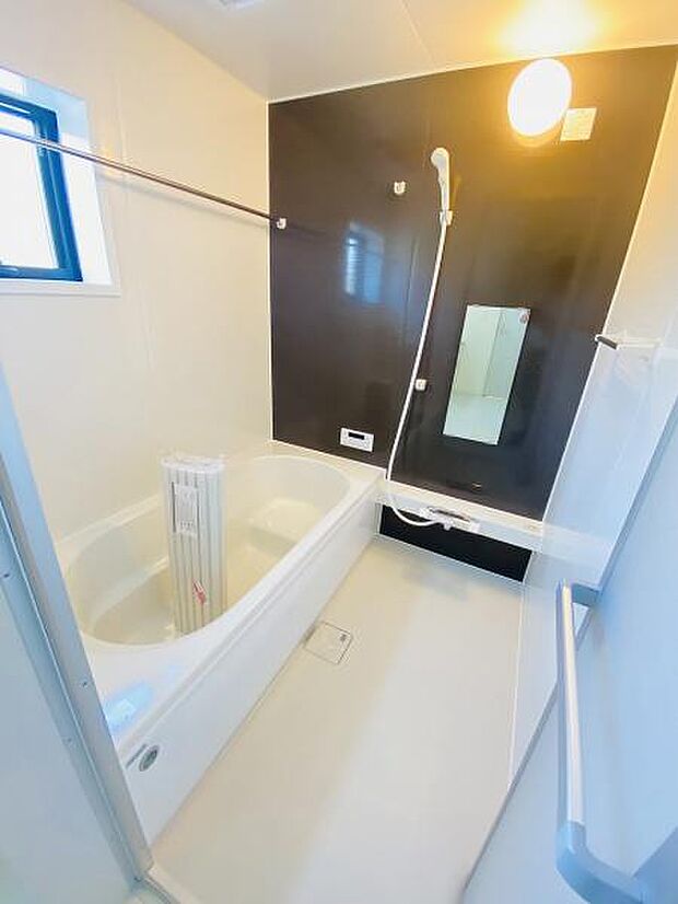 ゆったりとリラックスできるバスルーム。雨の日の洗濯物の乾燥にも便利な浴室換気暖房乾燥機付。