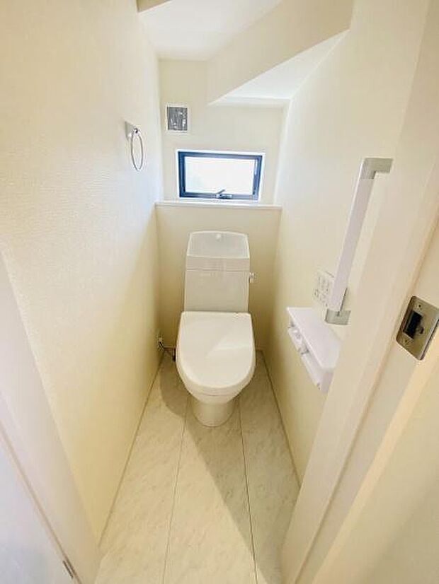 ウォッシュレットトイレは安心の2ヶ所！換気用小窓があり明るく清潔な空間です。