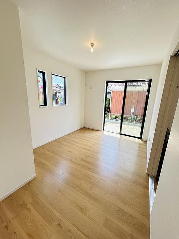 明るい日差しが差し込む洋室です。2面の窓があり自然光をたっぷり取り込めます。シンプルな内装で家具のレイアウトもしやすい空間です。木目調の床が温かみを演出しています。