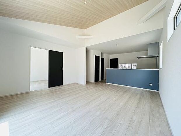 明るい色合いのフローリングが空間に広がりを感じさせます。高い天井が室内をすっきりと見せ開放的な雰囲気です。大きな窓から光が射し込み1日を通して快適に過ごせます。