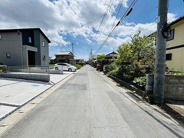 幅広い前面道路が敷地に隣接しており車の出入りもスムーズに行えます。現地周辺は静かな住環境が広がっており落ち着いた印象です。道路沿いには植栽や住宅が並び開放感のある立地となっています。見通しも良好です。