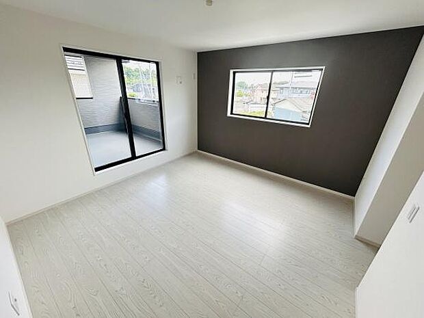 明るい二面採光が魅力的な寝室です。広々とした空間にバルコニーへの扉も設けられており換気や採光に優れています。アクセントクロスが空間にメリハリを与えシンプルながらも洗練された印象です。