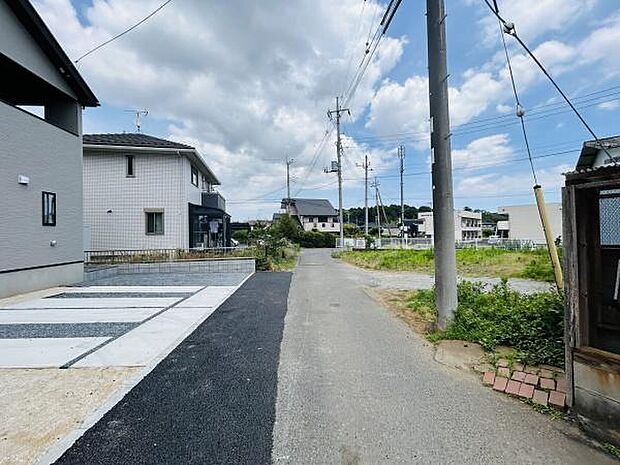 前面道路が広く開放感のあるロケーションです。周囲は整備された住宅街で落ち着いた雰囲気が広がっています。車の出し入れもしやすい道幅が確保されています。電柱や配線もすっきりとしており視界が良好です。