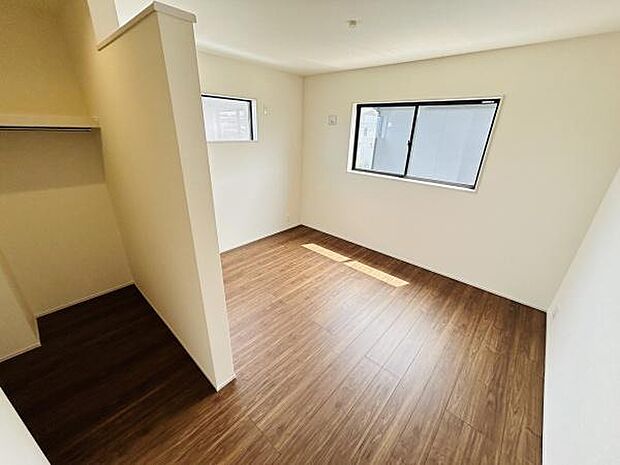 二面採光で室内が明るく開放感を感じられる寝室です。収納スペースが確保されておりすっきりと整理しやすい空間です。落ち着いたフローリングが上品な雰囲気を演出しています。