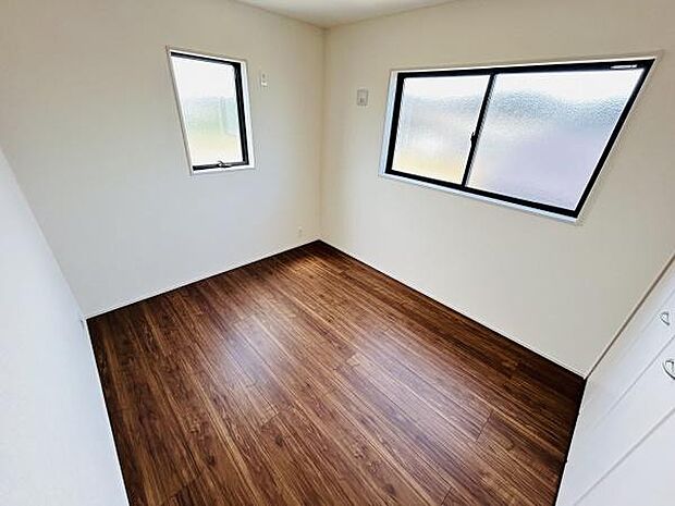 シンプルなデザインと明るさが特徴の一室です。二面採光で室内がしっかりと明るく保たれます。フローリングには清潔感がありお手入れも容易です。収納スペースもあり整理整頓に便利です。