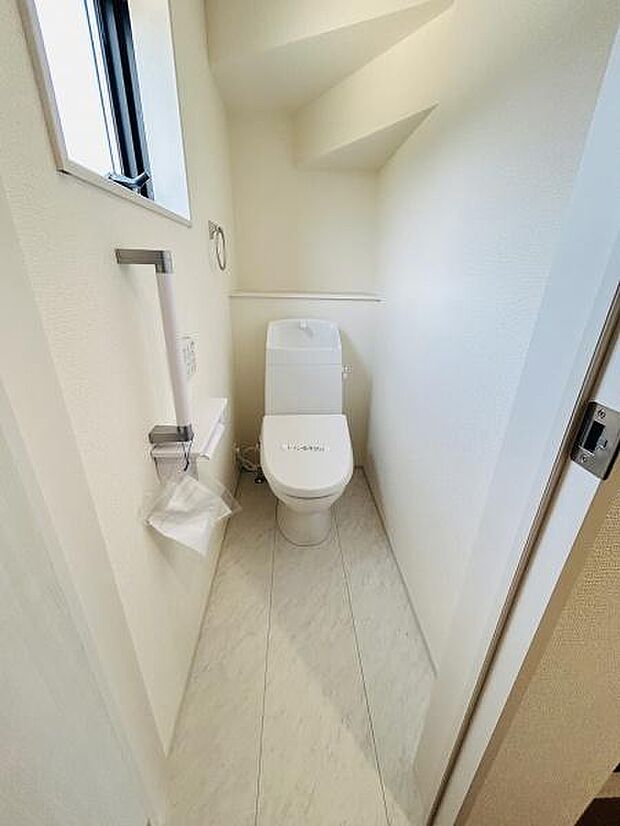 窓があり採光と換気がしやすいトイレです。白を基調とした清潔感のある空間に仕上がっています。コンパクトながらも機能的な設計で毎日快適にご利用いただけます。