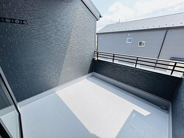 陽当たりの良いバルコニーが広がっています。シンプルなデザインで様々な用途に使いやすい空間です。柵も高めで安心感があります。プライベートな雰囲気をしっかりと感じられます。