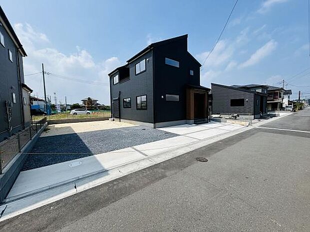 広々としたスペースが確保された駐車場です。前面道路もゆとりがあるため車の出し入れがしやすい点が魅力です。屋外で陽当たりも良く建物との一体感も感じられます。周囲も落ち着いた雰囲気ですので安心です。