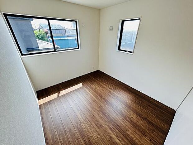 二面採光のある洋室は明るさを感じられる空間です。シンプルな内装でインテリアの配置もしやすいです。落ち着いた雰囲気のフローリングが特徴です。収納や家具のアレンジも自由に楽しめます。