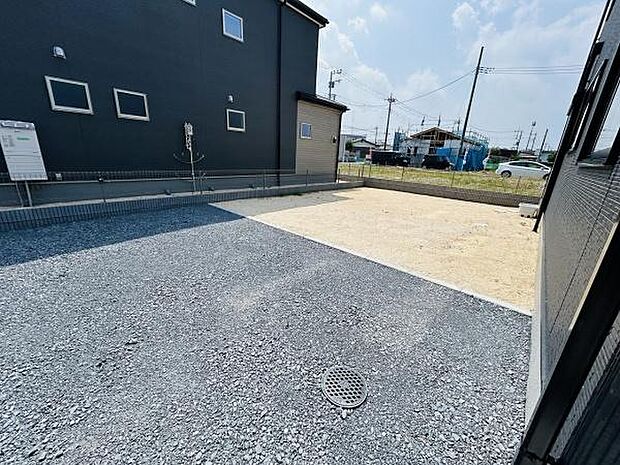 ゆとりある庭スペースでさまざまな用途に活用できます。敷地がしっかり確保されており外構も手入れしやすい設計です。日当たりもしっかり確保されているため空間が明るく開放的です。