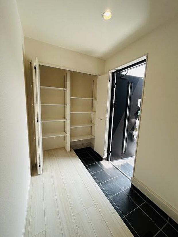 玄関には収納スペースが充実しており整理整頓がしやすそうです。明るい空間で開放感があります。モノトーンの床が落ち着いた雰囲気を演出しています。玄関扉がしっかりとしており使いやすそうです。