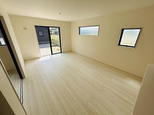 リビングは明るさを感じられる空間です。窓が複数あり採光がしっかり確保されています。床面は清潔感のある仕上がりです。シンプルな内装でコーディネートもしやすいです。