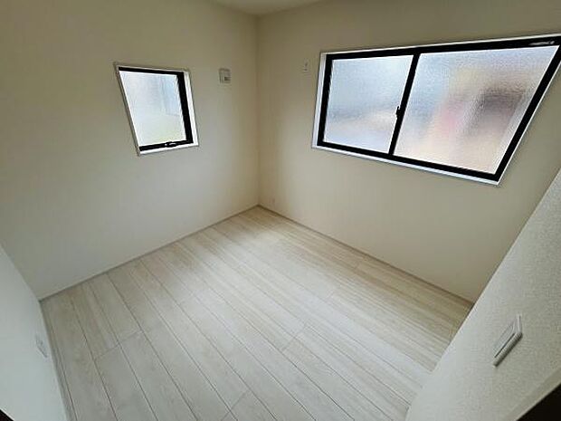 2面採光で明るさが感じられるお部屋です。シンプルな内装でインテリアの自由度が広がります。お掃除もしやすい明るいフローリングが魅力です。落ち着いた雰囲気の子供部屋としてご活用いただけます。