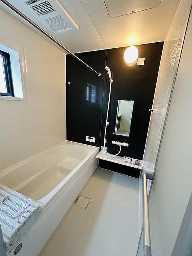 明るい照明と清潔感のあるバスルームです。浴槽が広く快適にご利用いただけます。窓付きで換気もしやすく清掃も行き届きやすい造りです。アクセントウォールがおしゃれな印象を与えます。