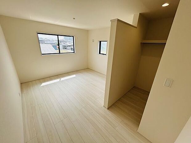 収納スペースが壁の一角に配置されておりお部屋の使い勝手が良い印象です。室内は明るく動線も確保されております。シンプルな内装でアレンジもしやすい設計です。収納の扉がなく開放感があります。