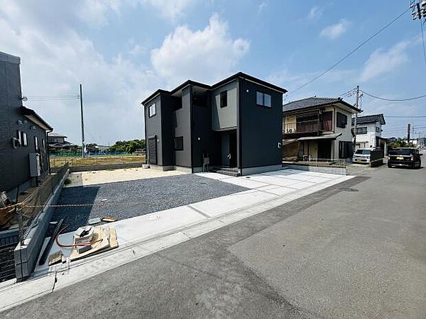広々としたスペースで車の出し入れもスムーズに行えます。コンクリート舗装で雨の日も安心です。ゆったりとした配置なので複数台の駐車も可能です。道路との接道も良好で利便性が高い駐車場です。