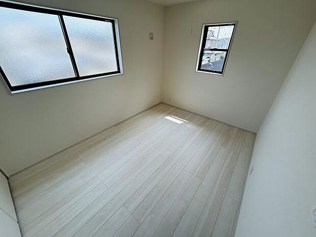 二面採光で明るさを感じられる洋室です。シンプルな内装で自由にレイアウトしやすい空間です。フローリングが清潔感を演出しています。開放感のある一室となっています。
