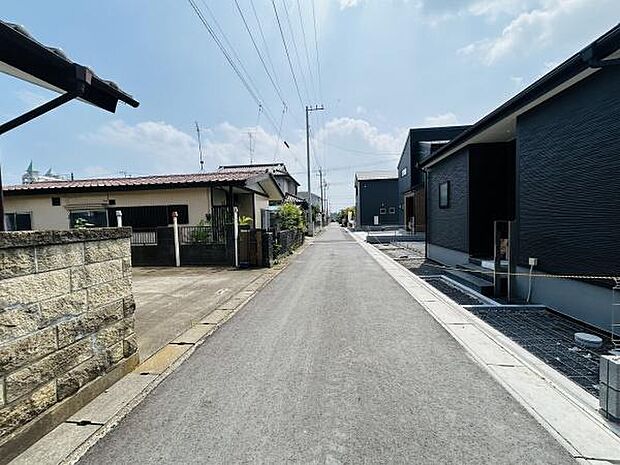 前面道路が広く車の出し入れがスムーズに行えます。周辺には住宅が立ち並び落ち着いた雰囲気です。道路の舗装も整っており通行しやすい環境です。電線や電柱も整然と配置されています。