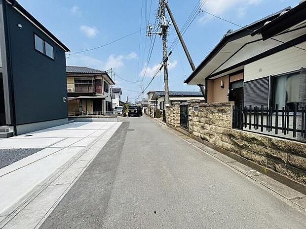 前面道路は見通しが良く住宅街らしい落ち着いた雰囲気です。周辺には整った住宅が並びすっきりとした街並みです。道路幅もしっかり確保されており安心して通行できます。