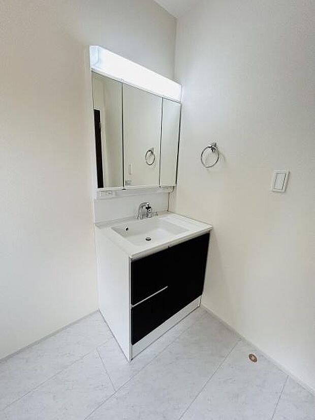 広々とした洗面スペースでシンプルながらも洗練されたデザインが特徴です。三面鏡付きで毎日の身だしなみに便利です。収納力のある洗面台下の引き出しで小物もすっきりまとめられます。