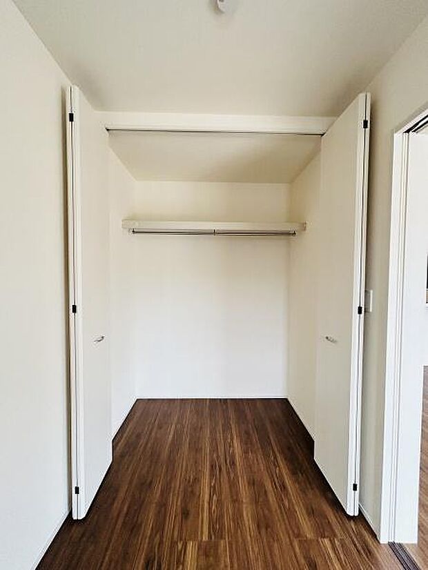 シンプルなデザインで使いやすさを重視した収納スペースです。扉が大きく開き物の出し入れがしやすい仕様となっています。内部にはハンガーパイプが設置されており衣類の整理整頓にも便利です。