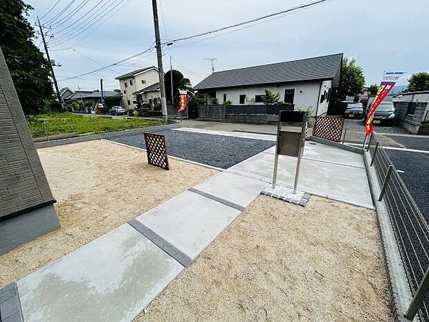 シンプルな庭が広がり落ち着いた雰囲気が感じられます。コンクリートのアプローチがすっきりと整っています。フェンスや郵便受けも設置され使いやすい設計です。周囲との境界もわかりやすいです。