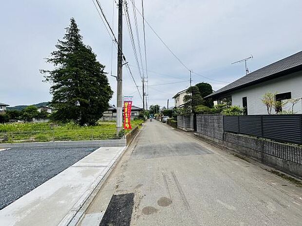 道路幅がしっかりと確保されているため車の出入りもスムーズに行えます。周囲には住宅が立ち並び整然とした街並みが広がっています。前面道路には電柱や標識も設けられており安心して通行できます。