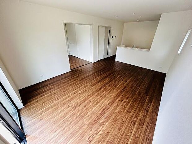 リビングは広々とした空間となっております。フローリングが室内を明るく彩ります。開放的なレイアウトが印象的です。窓からの自然光もたっぷりと感じられます。