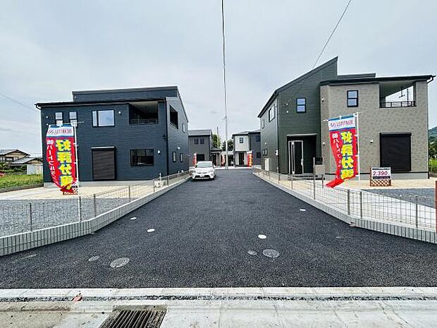 新しく整備された前面道路がすっきりとしており車の出入りもスムーズに行えます。現地は全体に統一感のあるデザインが魅力です。両側にはゆとりある歩道スペースが確保されています。