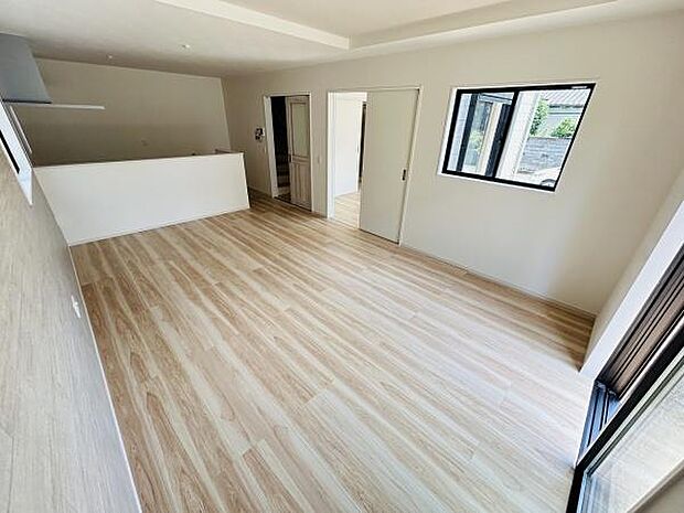 やわらかな木目調のフローリングが明るい印象を与えるリビングです。窓が多く開放感のある空間が広がります。室内は白を基調としたシンプルなデザインですっきりとした印象です。