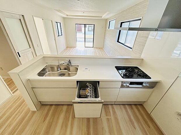 明るい室内に調和したキッチンです。ゆとりのある作業スペースで効率的にお料理ができます。ビルトイン食洗機が設備されています。シンプルなデザインでお手入れもしやすい仕様です。