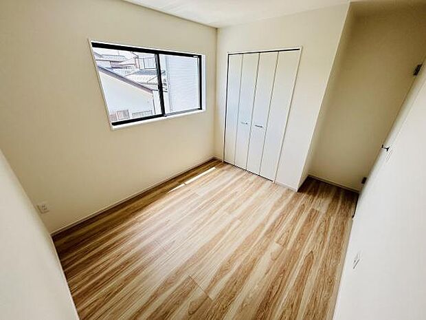 明るい窓から自然光がしっかり入る子供部屋です。収納に便利なクローゼットが備わっています。木目調のフローリングが落ち着いた印象を与えます。シンプルな内装で使いやすい空間です。