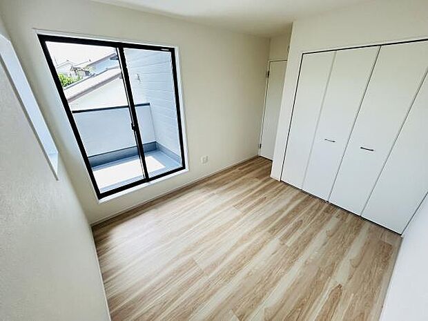 明るい日差しが入る洋室です。収納スペースが充実しており室内は清潔感のある内装です。窓からの眺望も気持ちよくバルコニーへのアクセスも便利です。床材の色合いが落ち着いた雰囲気を演出します。